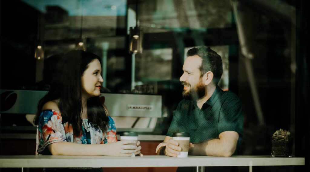 Brak kłótni w związku – czy to idealny związek? - para rozmawia w kawiarni - artykuł Marity Woźny