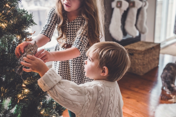 Jak przetrwać święta z rodziną? - dzieci ubierają choinkę - artykuł Marity Woźny