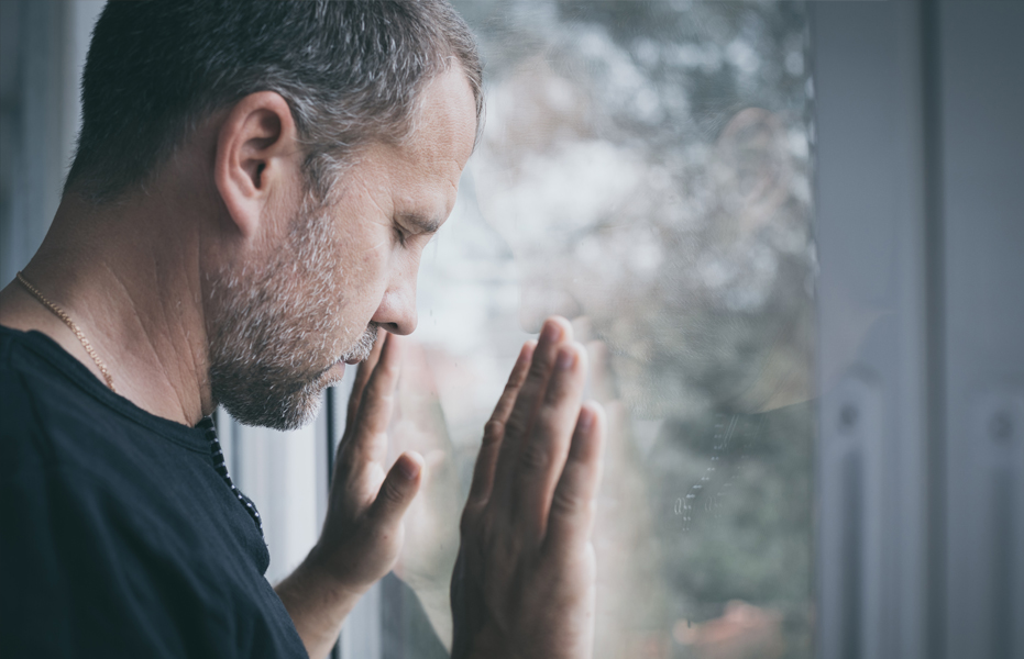 Jak poradzić sobie z rozstaniem? - mężczyzna smutno spogląda przez szybę - artykuł Marity Woźny