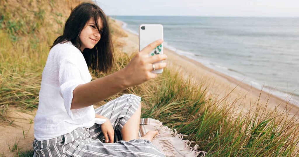 Razem, a jednak osobno – czyli o samotności w związku - dziewczyna robiąca sobie selfie - artykuł Marity Woźny