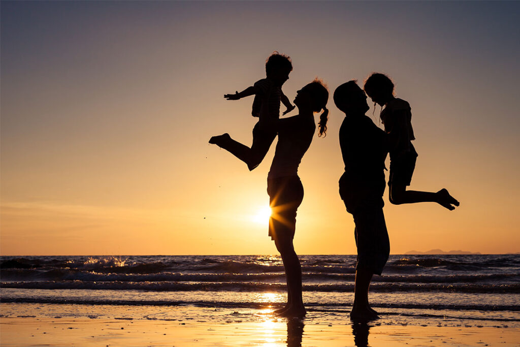 Rodzicielstwo i Związek - para z dziećmi na plaży - artykuł Marity Woźny
