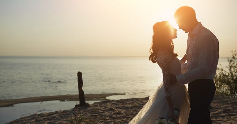 Jak tworzymy (nie)idealne związki - całująca się para w świetle słońca - artykuł Marity Woźny
