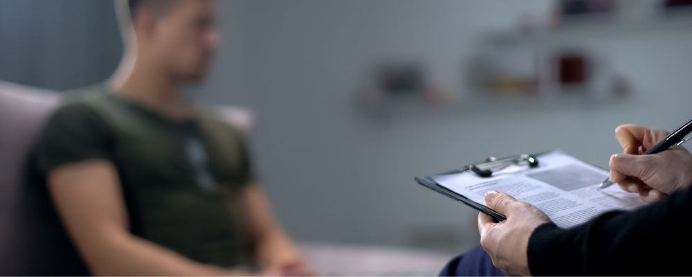 Jak wygląda pierwsza wizyta u psychoterapeuty - mężczyzna milczy w gabinecie psychoterapeuty i nie chce rozmawiać - blog Marita Woźny