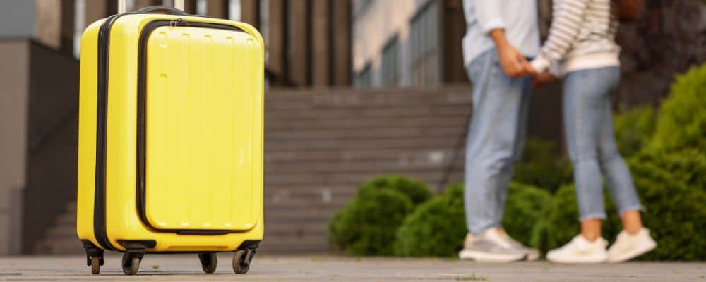 Czy związek na odległość ma sens - para żyjąca w związku na odległość żegna się czule przed wyjazdem - psychoterapia Marita Woźny