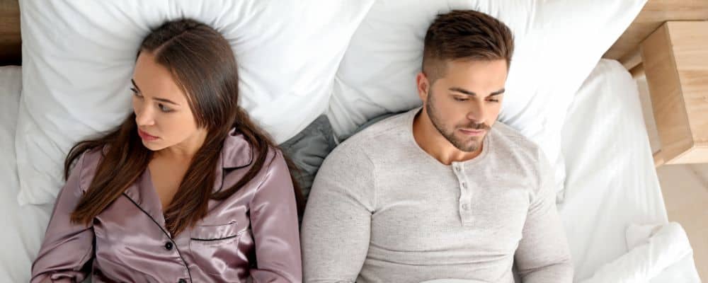 Manipulacja seksem - jak ją rozpoznać i jak się przed nią bronić - kobieta i mężczyzna leżą pokł&oacute;ceni w ł&oacute;żku, jedno z nich czuje się zmanipulowane, urażone - psychoterapeuta Marita Woźny