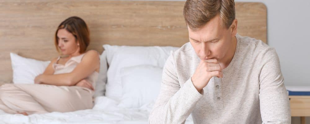 Manipulacja seksem - jak ją rozpoznać i jak się przed nią bronić - para siedzi na ł&oacute;żku po kł&oacute;tni, kt&oacute;ra jest wynikiem manipulacji seksem - psychoterapeutka Marita Woźny