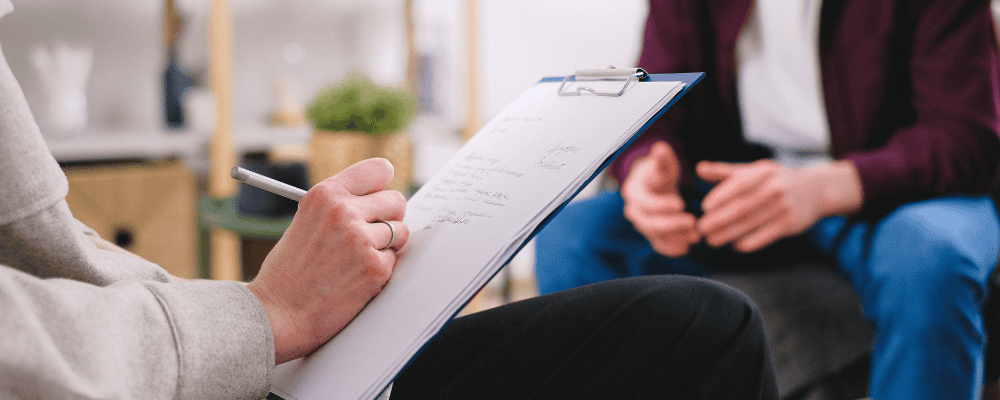 Czerwone lampki w terapii &ndash; czyli 8 sygnał&oacute;w, kiedy warto się zatrzymać i przyjrzeć relacji z terapeutą - psychoterapeuta Marita Woźny 