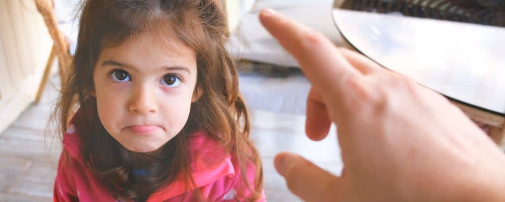 Przemoc domowa i przemoc psychiczna wobec dzieci &ndash; jak ją rozpoznać i przerwać? - smutna dziewczynka smutna dziewczynka patrzy na ojca, kt&oacute;ry unieważnia jej emocje - blog Marita Woźny