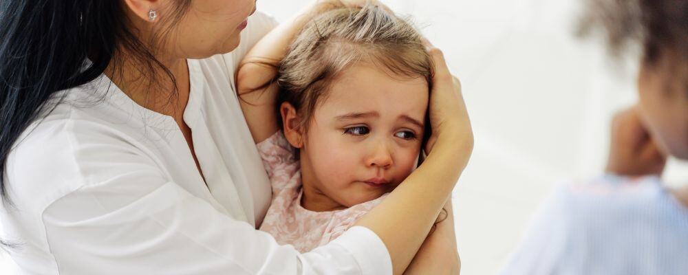 Przemoc domowa i przemoc psychiczna wobec dzieci &ndash; jak ją rozpoznać i przerwać? - nadopiekuńcza mama przytula płaczącą c&oacute;rkę - psychoterapia Marita Woźny