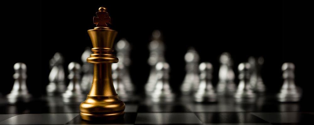 Kł&oacute;tnie w związku a polityka - czy r&oacute;żne poglądy polityczne w związku mogą go zniszczyć? - kr&oacute;l na szachownicy symbolizujący przyw&oacute;dztwo - Marita Woźny