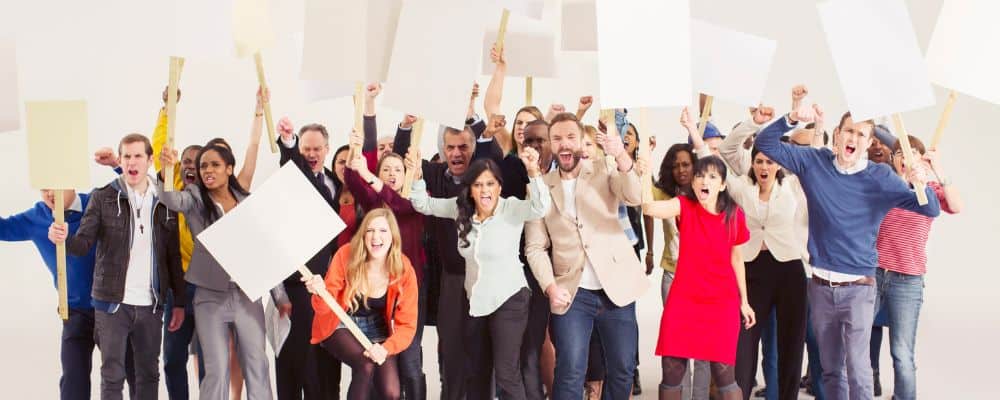 Kł&oacute;tnie w związku a polityka - czy r&oacute;żne poglądy polityczne w związku mogą go zniszczyć - protestujący ludzie jako symbol spolaryzowanego społeczeństwa - Marita Woźny