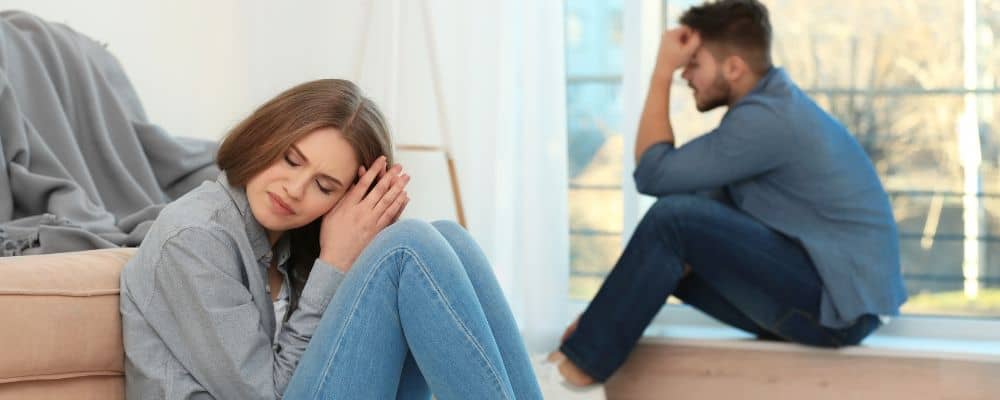 Po czym poznać, że mnie kocha - czyli jak odr&oacute;żnić brak miłości od kryzysu i jak odbudowywać bliskość - smutni kobieta i mężczyzna zastanawiają się, czy jemu/jej jeszcze zależy - Marita Woźny 