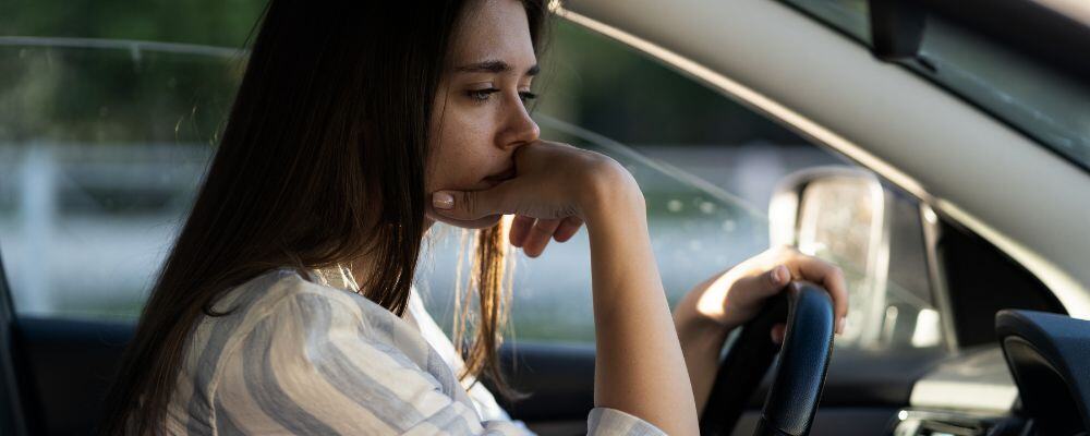 Czy to lęk przed odrzuceniem? 5 znak&oacute;w, że niszczy Tw&oacute;j związek - zatroskana kobieta siedząca w aucie boi się odrzucenia - blog Marita Woźny