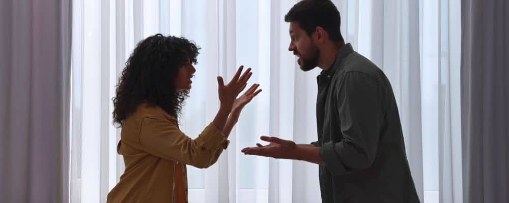 Lęk przed odrzuceniem &ndash; jak sobie z nim radzić - kobieta i mężczyzna w trakcie kł&oacute;tni, krzyczą na siebie i gestykulują - blog Marita Woźny