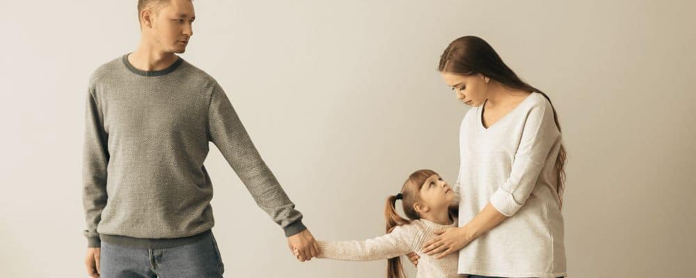 Jak żyć w rodzinie patchworkowej &ndash; praktyczne wskaz&oacute;wki dla partner&oacute;w i dzieci - grafika artykułu przedstawiająca mamę w roli insidera w rodzinie patchworkowej - psychoterapia Wrocław