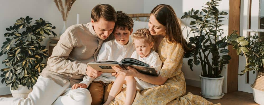 Jak żyć w rodzinie patchworkowej &ndash; praktyczne wskaz&oacute;wki dla partner&oacute;w i dzieci - rodzina patchworkowa przegląda album ze zdjęciami i wspomina - blog Marita Woźny